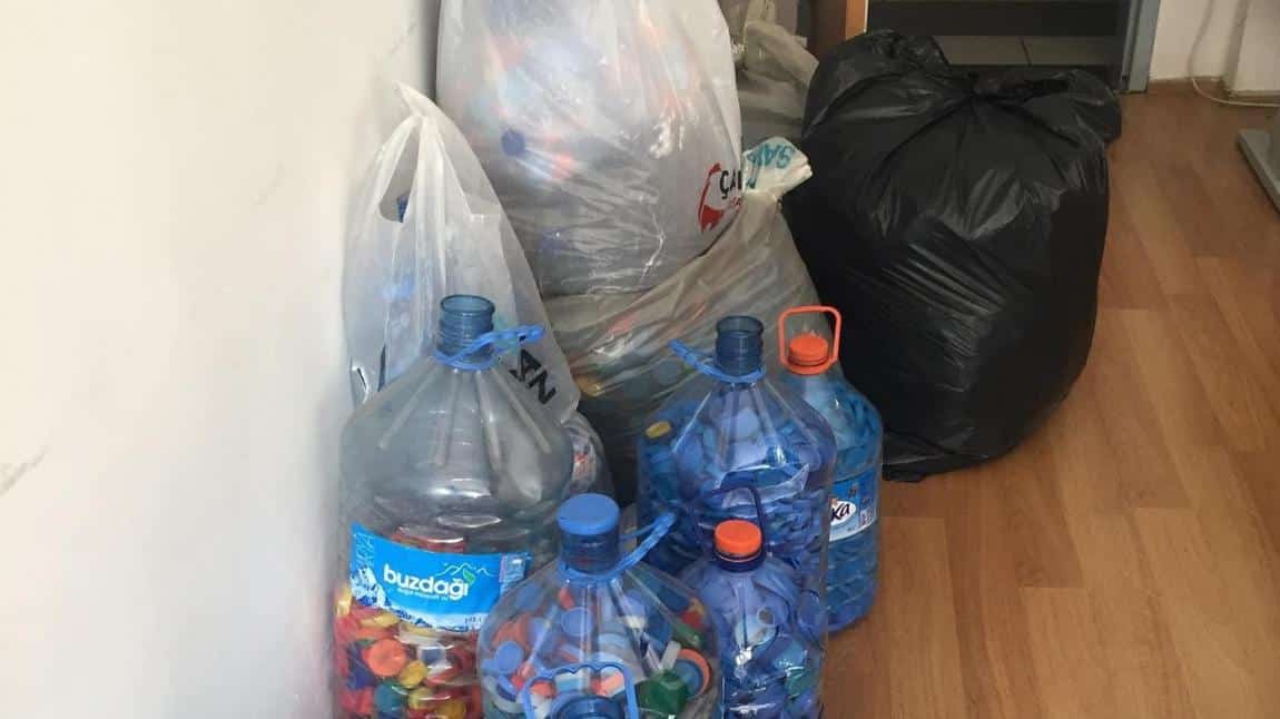 Topladığımız plastik kapaklar Türkiye Omurilik felçlileri derneğine gönderilmek üzere yetkililere teslim edilmiştir.